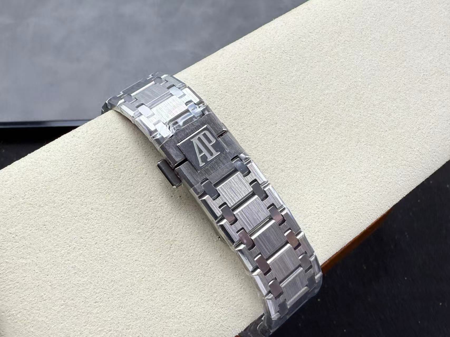 02051b1c61a33931144b23aa2d55c23a Replica Audemars Piguet Royal Oak Jumbo Extra-Thin Red Dial - Image 13