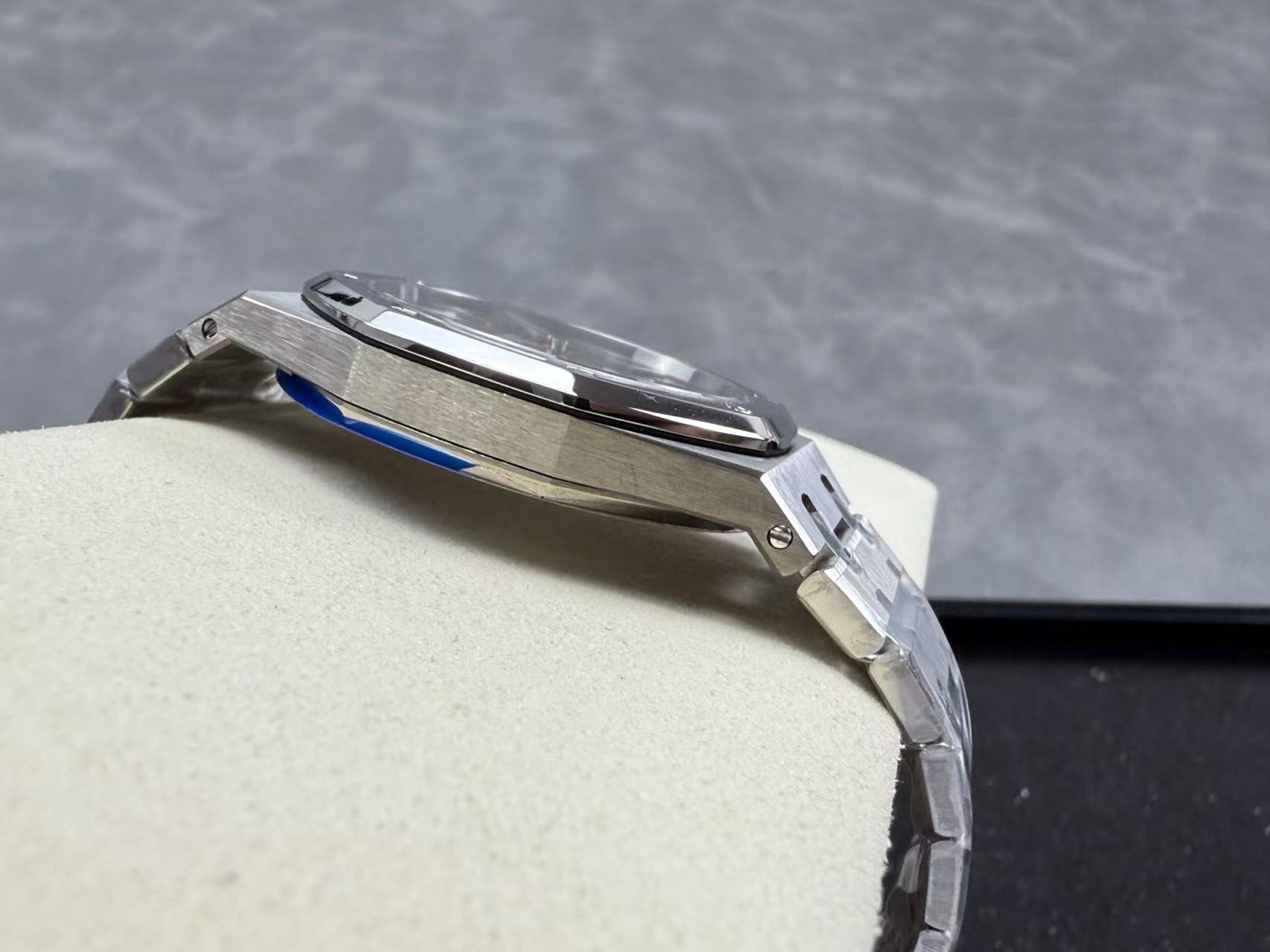 020b17af7f06d09d00a78532f2edcd34 Replica Audemars Piguet Royal Oak Jumbo Extra-Thin Red Dial - Image 11