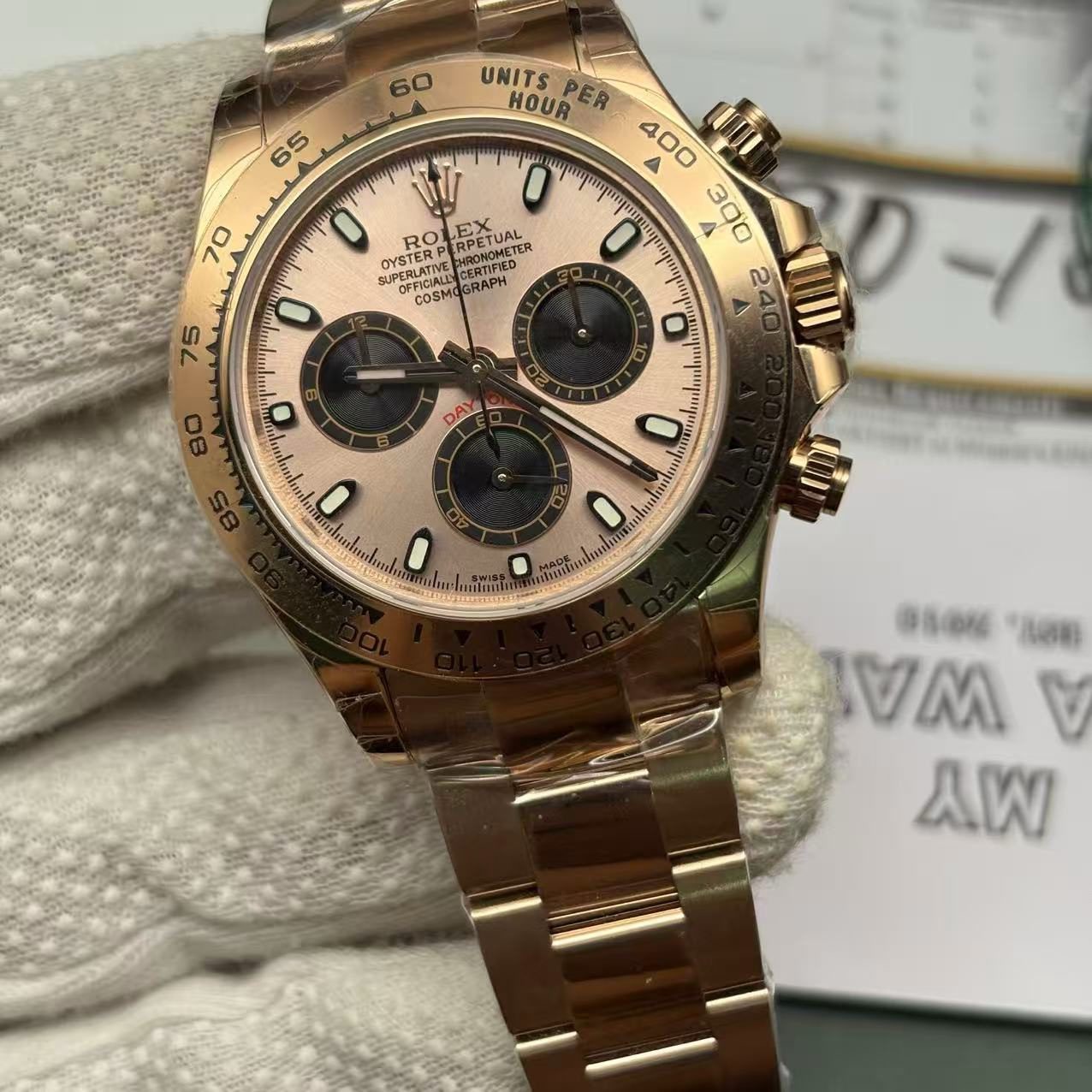 037c5b777039303447efef627ef961e5 Rolex Daytona Rose Gold Swiss Made Clone 116505/1 - Image 4