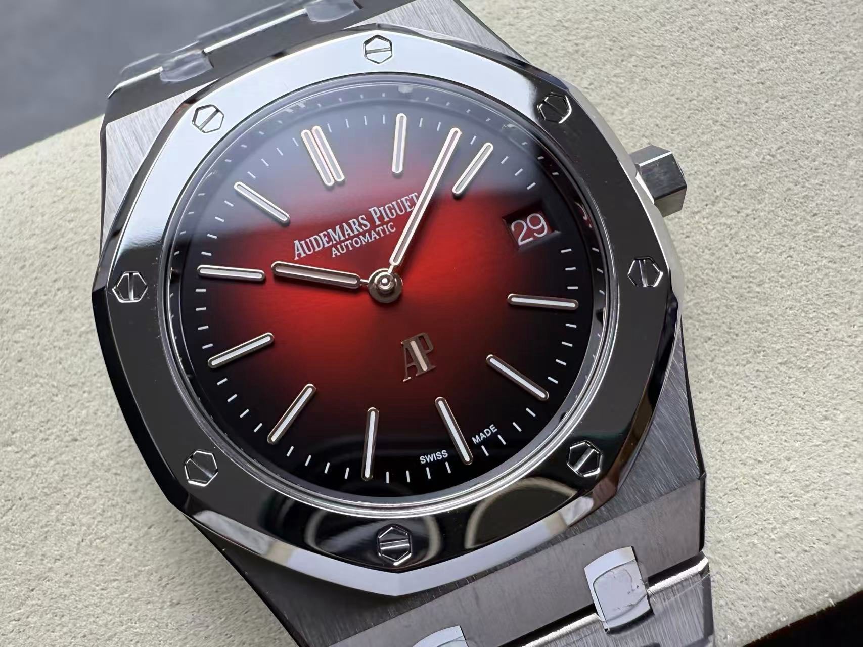 08f6073c94d47866316400f398165539 Replica Audemars Piguet Royal Oak Jumbo Extra-Thin Red Dial - Image 4