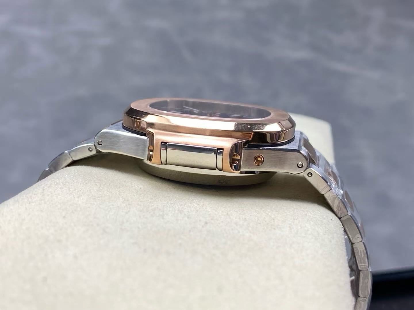 0a8c960dc59b3f652e4c1d983b8725b0 Replica Patek Philippe Nautilus Chronograph Date Two-Tone 5980/1AR-001 - Image 8