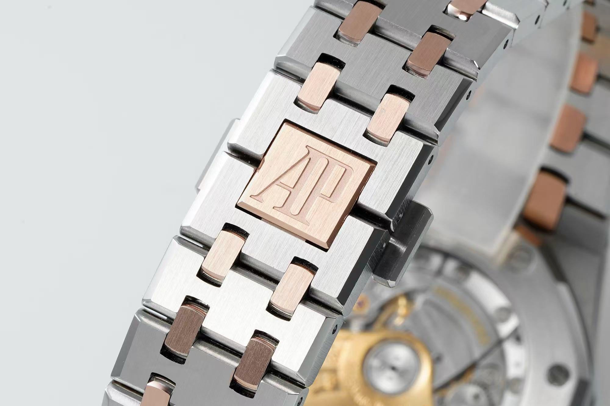 1f3f85ac58f8a2aadb1769cf46a0208a Replica Audemars Piguet Royal Oak Selfwinding Silver 15400SR.OO.1220SR.01 - Image 7