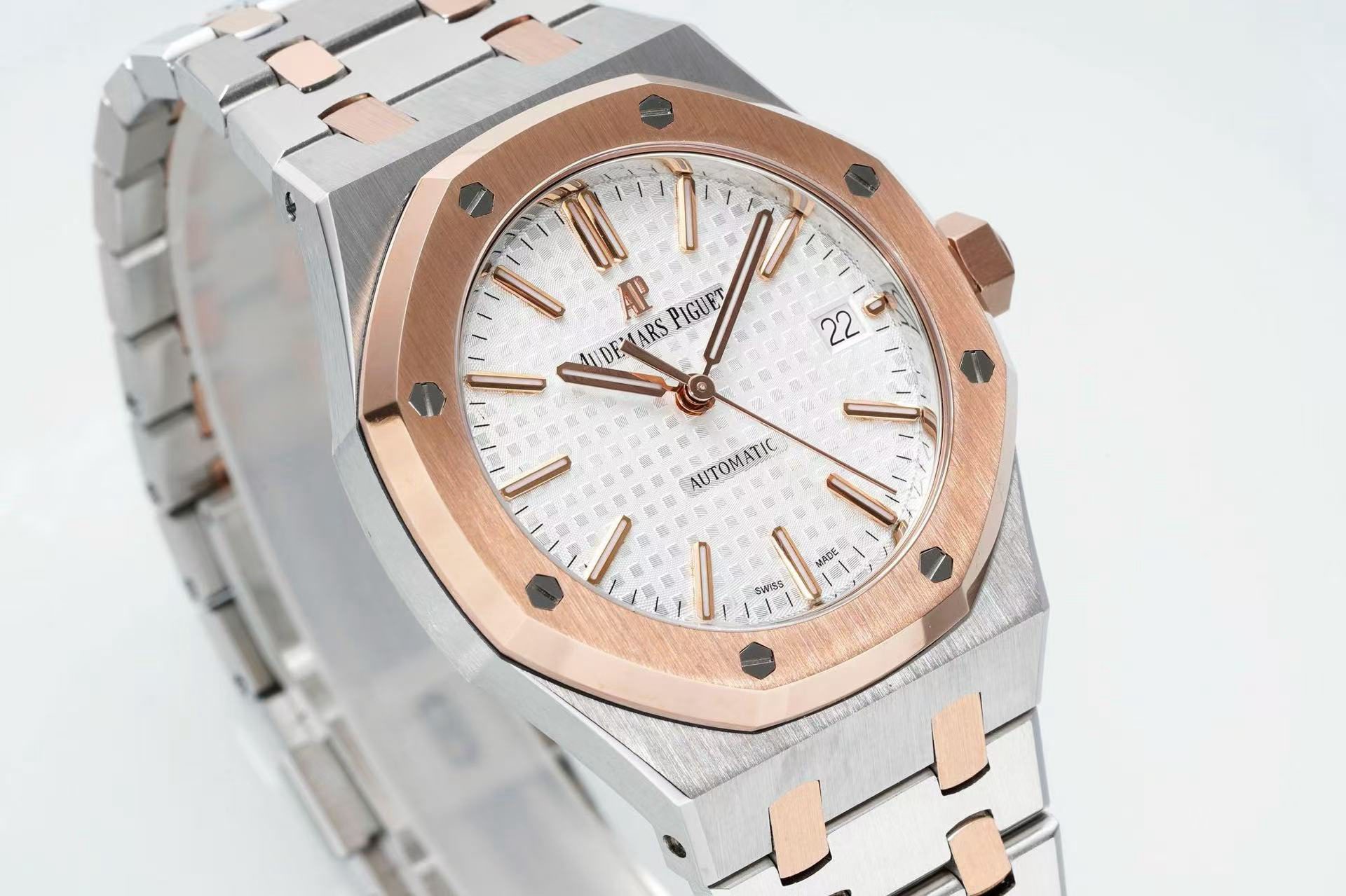 2794cbba186c952ca323157f9ed5e111 Replica Audemars Piguet Royal Oak Selfwinding Silver 15400SR.OO.1220SR.01 - Image 3