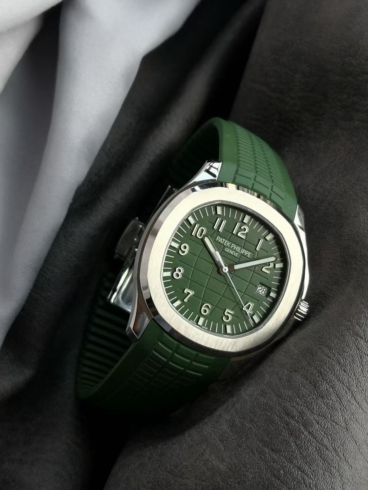 28617bee423e949e06c3f299b8251bb1 Replica Aquanaut Green Dial Patek Philippe Aquanaut 5168G - Image 2