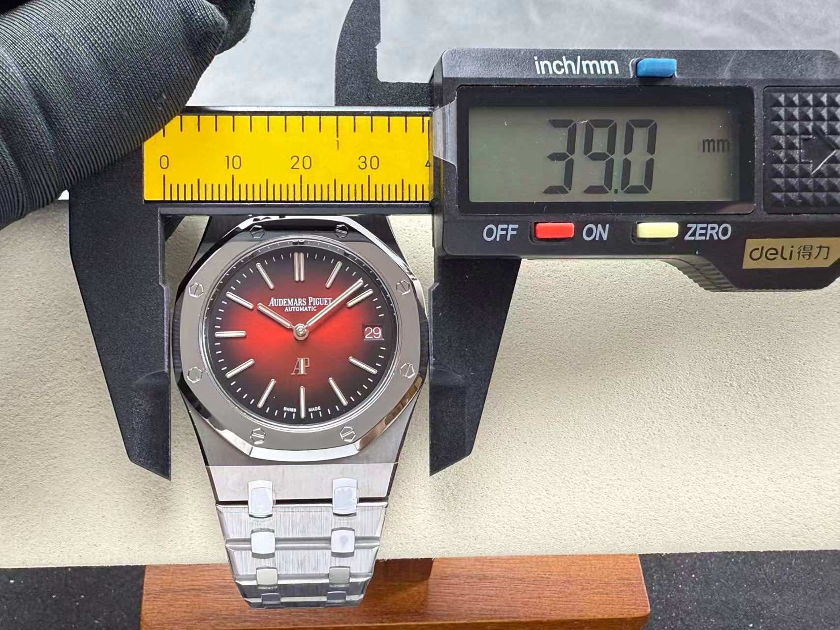 29cf9072970c0c195c9760d24eb83e19-2 Replica Audemars Piguet Royal Oak Jumbo Extra-Thin Red Dial - Image 7