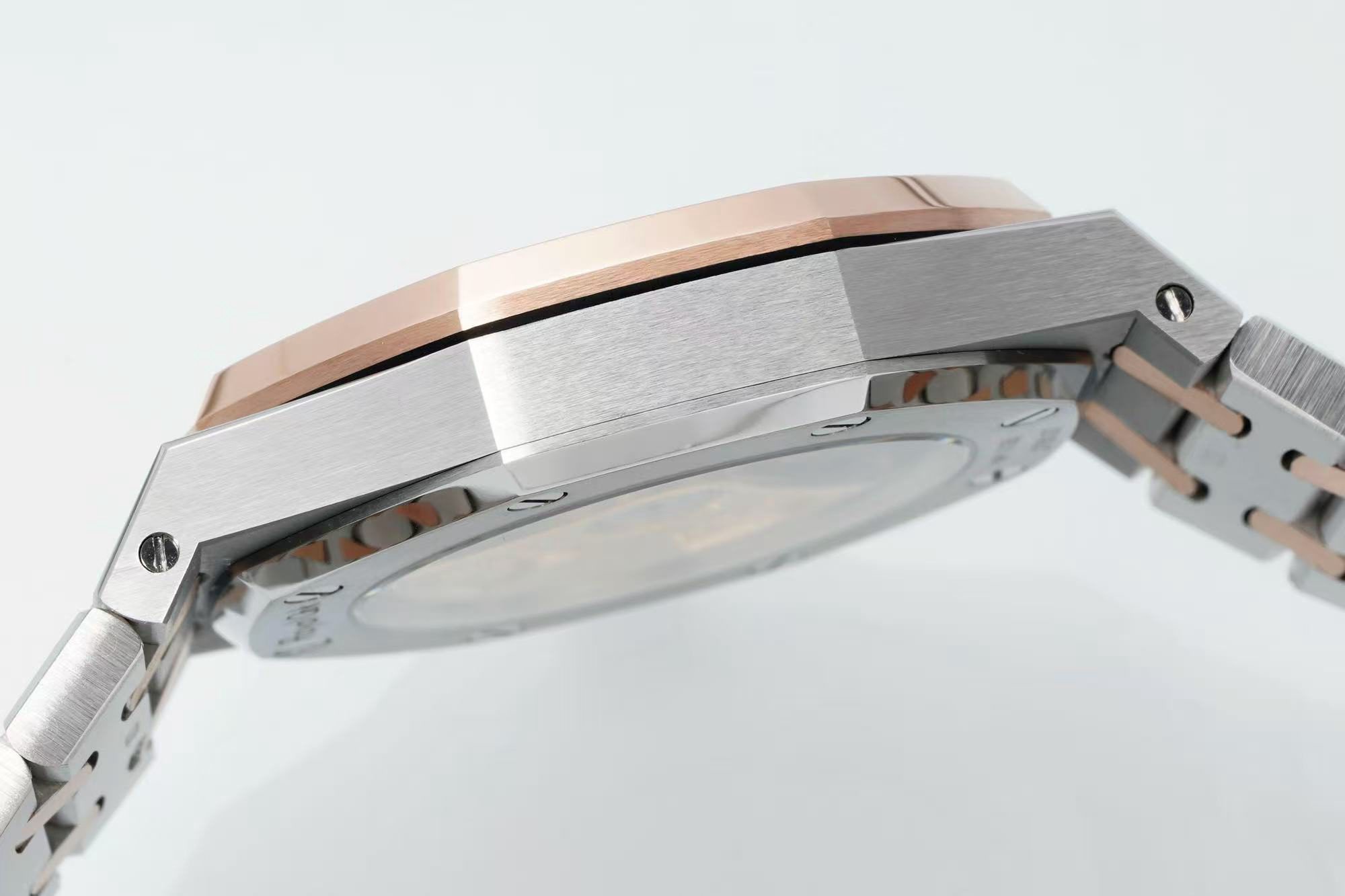 2e805b06235b074cece4e66421b38113 Replica Audemars Piguet Royal Oak Selfwinding Silver 15400SR.OO.1220SR.01 - Image 9