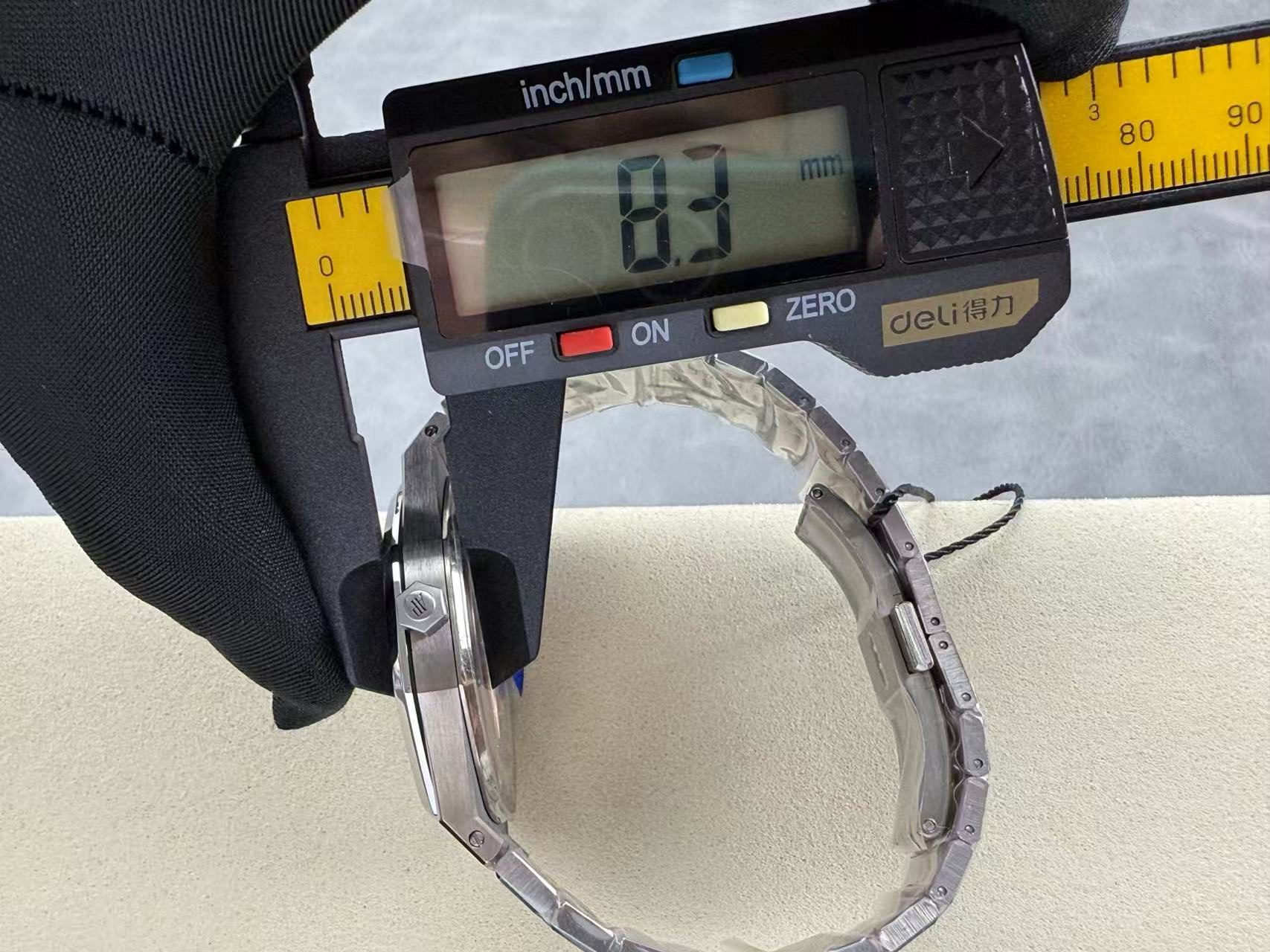 312c724ca54a69b39307e5ba002b48fd Replica Audemars Piguet Royal Oak Jumbo Extra-Thin Red Dial - Image 14