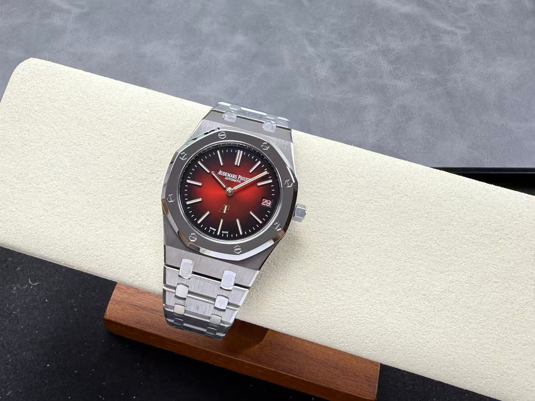 45a08803289d5e4375995bbe1f061168 Replica Audemars Piguet Royal Oak Jumbo Extra-Thin Red Dial - Image 6