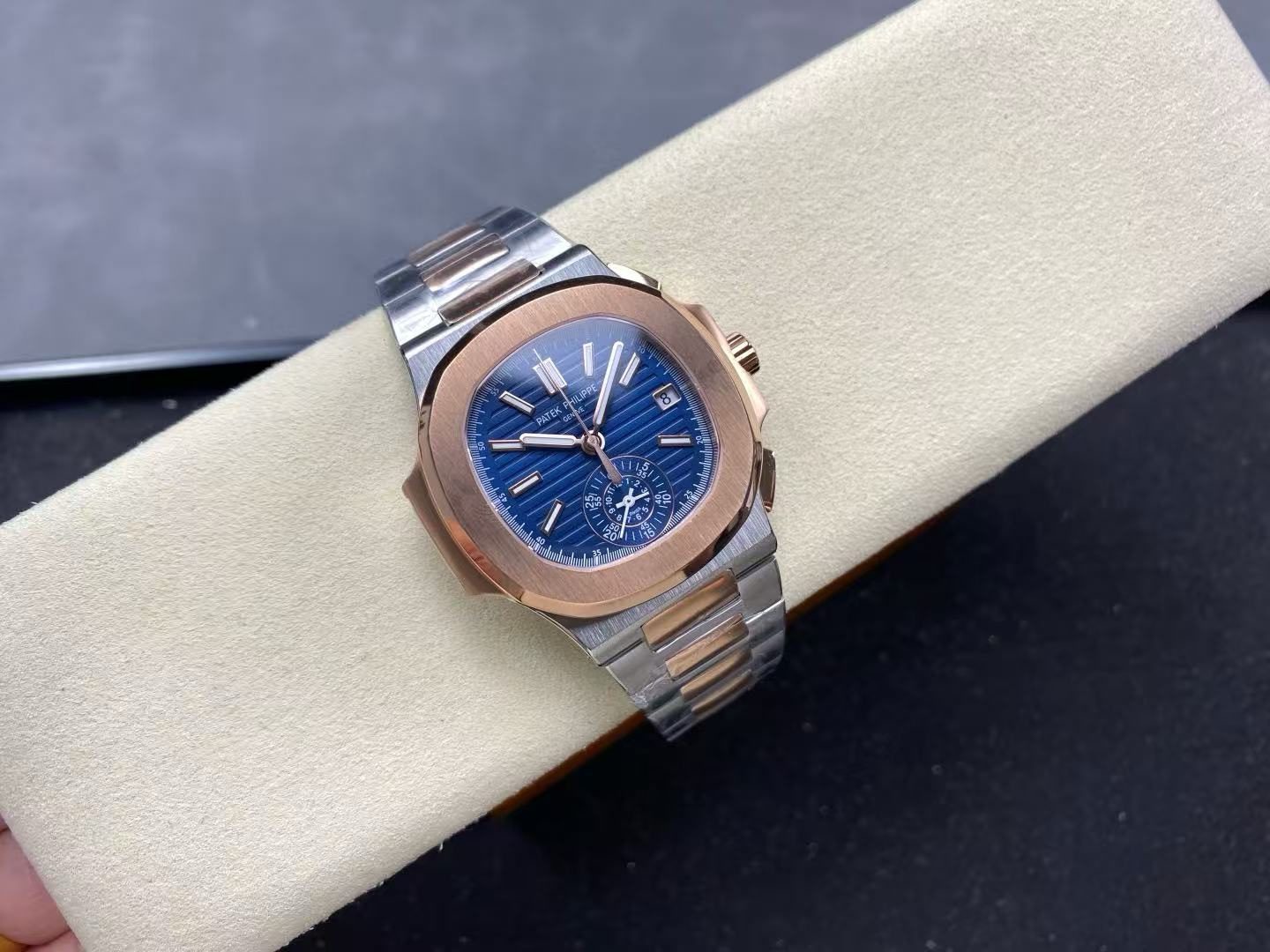 4b98b4ddd454ae098f400a65b9e1dce8 Replica Patek Philippe Nautilus Chronograph Date Two-Tone 5980/1AR-001 - Image 5