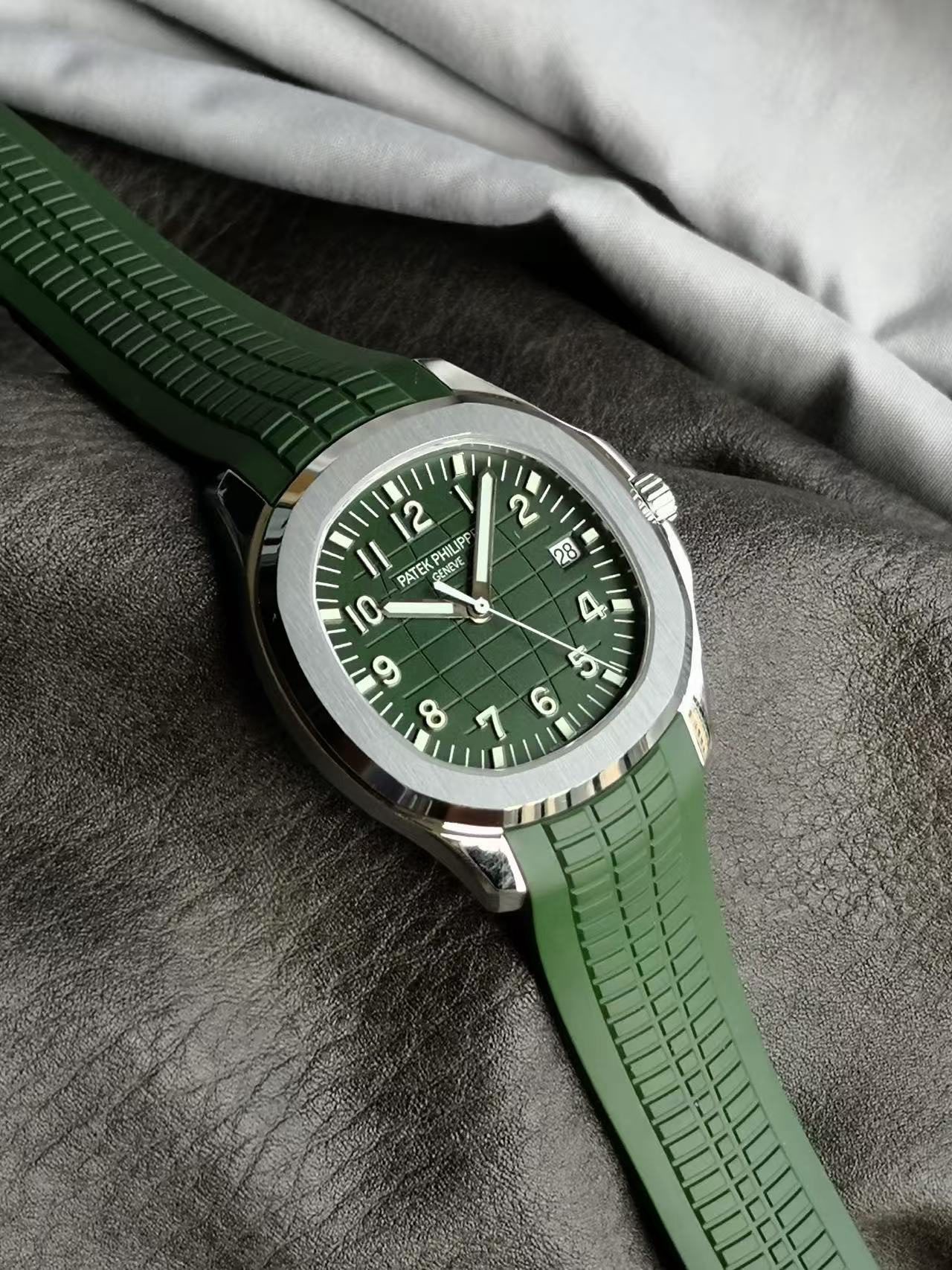588bd298ed08a8634566ca000c93f1cd Replica Aquanaut Green Dial Patek Philippe Aquanaut 5168G - Image 5