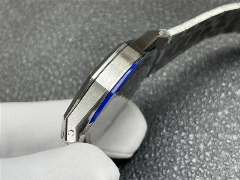 63ed97662b7c1 Replica Audemars Piguet Royal Oak Green Watch side