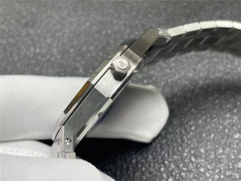 63ed97663be20 Replica Audemars Piguet Royal Oak Green Watch side crown