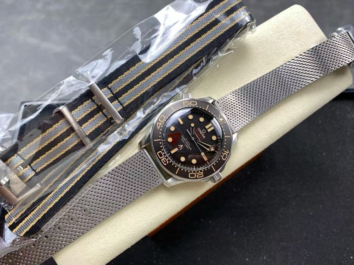 665d2b8ecc973b9eeb57023d8878045b Omega Seamaster NO TIME TO DIE James Bond Replica - El mejor reloj clon suizo - Image 6