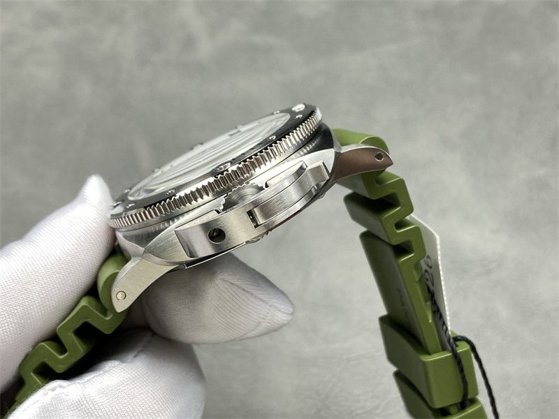68085617dbaa8 Panerai Submersible PAM01226 Green Watch - Image 8