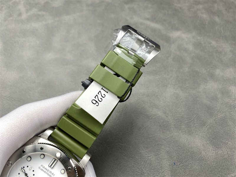68085617efa97 Panerai Submersible PAM01226 Green Watch - Image 9