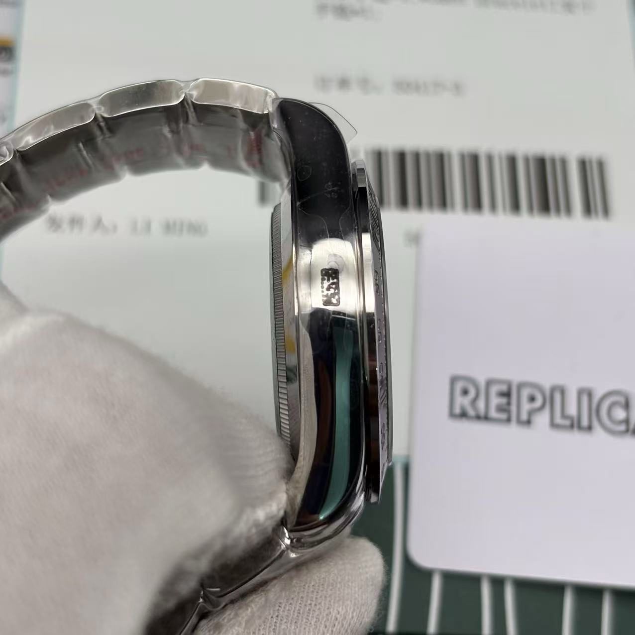 77eaa7fe1631d78da32e8d814ea395f9 Side profile of Rolex Cosmograph Daytona super clone showing polished stainless steel case