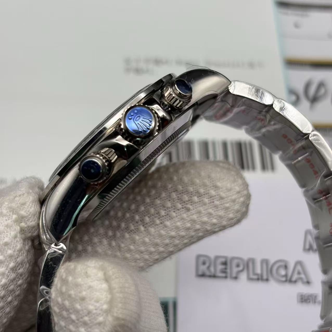 7c462e8f4cf42603f9f80e69a27c7e51 Side profile of Rolex Cosmograph Daytona super clone showing polished stainless steel case crown