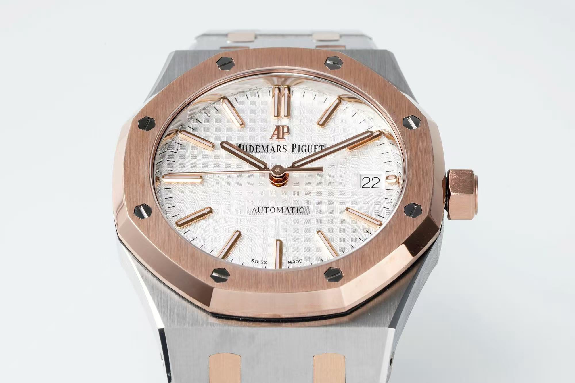 7feceaa66197ce7c43178b7b2aefdb89 Replica Audemars Piguet Royal Oak Selfwinding Silver 15400SR.OO.1220SR.01 - Image 5