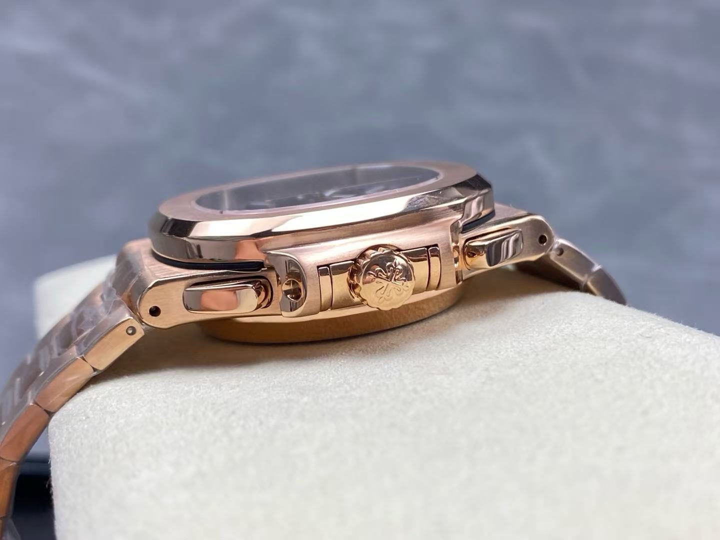 9797e6f6765a1d9b65c46ec4fa774c12 Replica Patek Philippe 5980 - Nautilus Rose Gold - Image 8