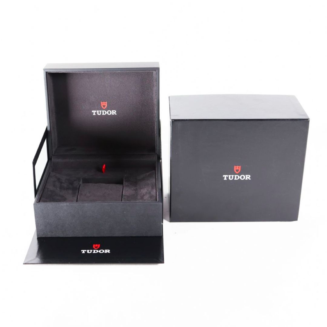 Réplica de la caja Tudor con papeles y documentación Réplica de la caja Tudor con papeles y documentación