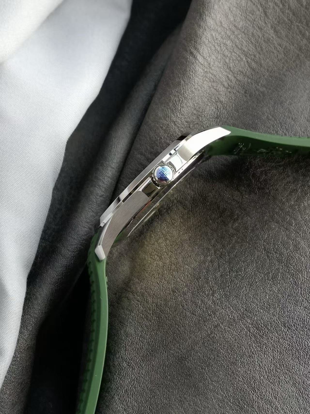 a389adfa8c28800d9a90b2d1910607d7 Replica Aquanaut Green Dial Patek Philippe Aquanaut 5168G - Image 10