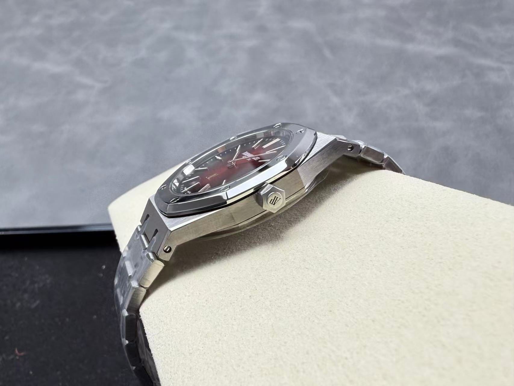 bc68f363633103b4c0daff6ca0a32018 Replica Audemars Piguet Royal Oak Jumbo Extra-Thin Red Dial - Image 12