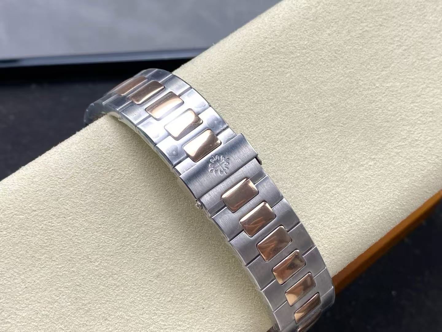 be8230c760a1b725e0981f06d335c85b Replica Patek Philippe Nautilus Chronograph Date Two-Tone 5980/1AR-001 - Image 10