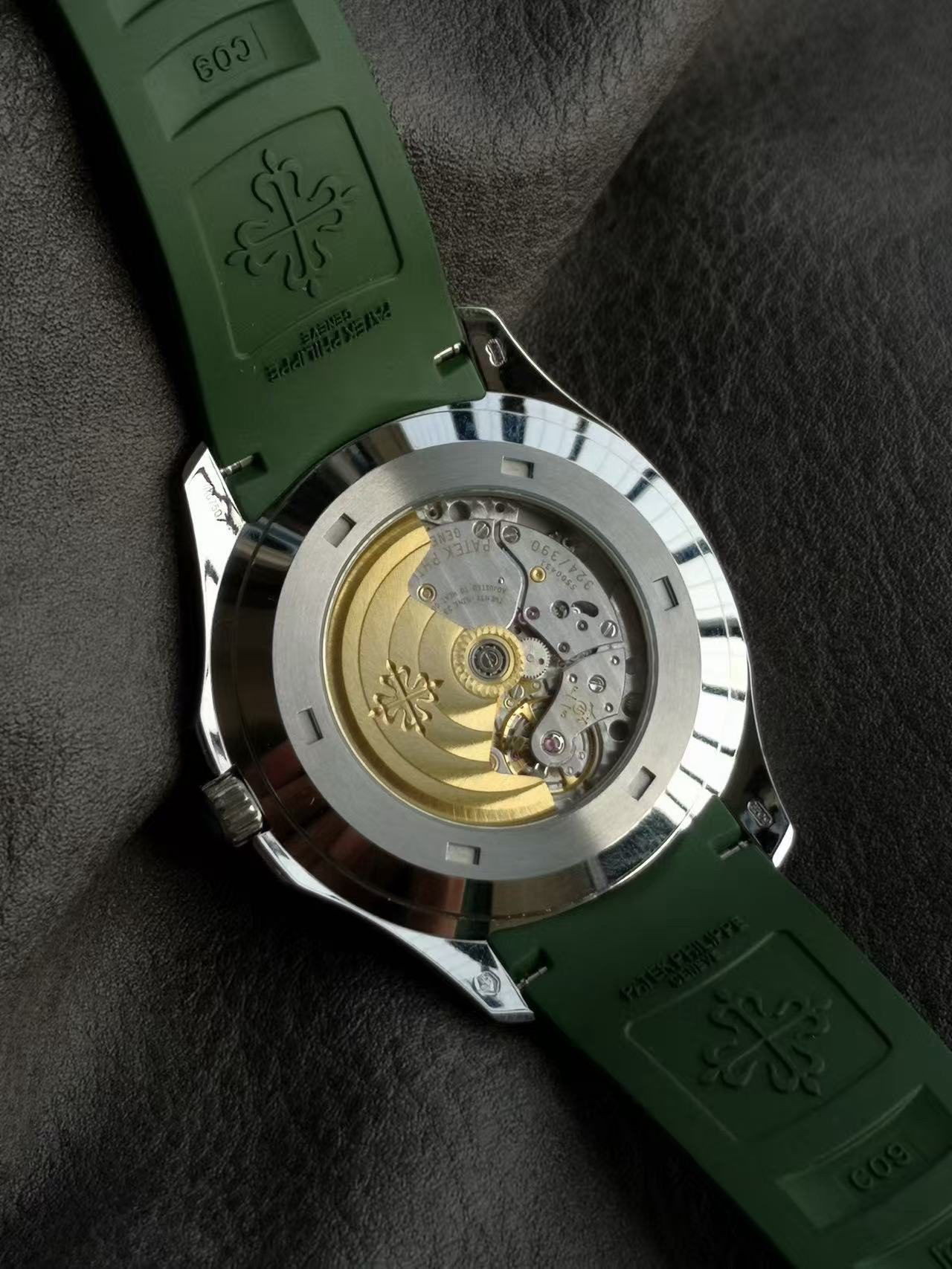 c83de69db2585026678f6572557eb574 Replica Aquanaut Green Dial Patek Philippe Aquanaut 5168G - Image 9