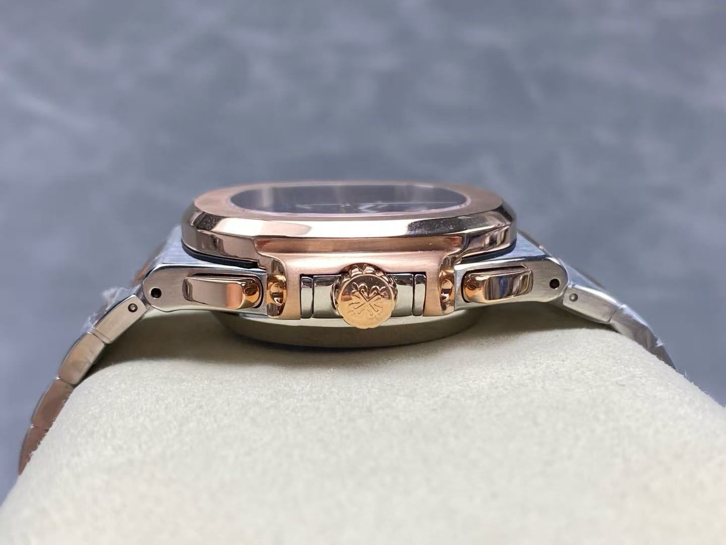 c8cca3d62462d01cea7e2f3cf803c647 Replica Patek Philippe Nautilus Chronograph Date Two-Tone 5980/1AR-001 - Image 9