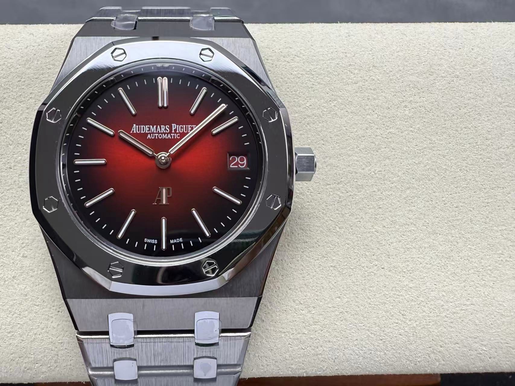 ca71aea235514ff4b5dd50a3572bbbd6 Replica Audemars Piguet Royal Oak Jumbo Extra-Thin Red Dial - Image 3