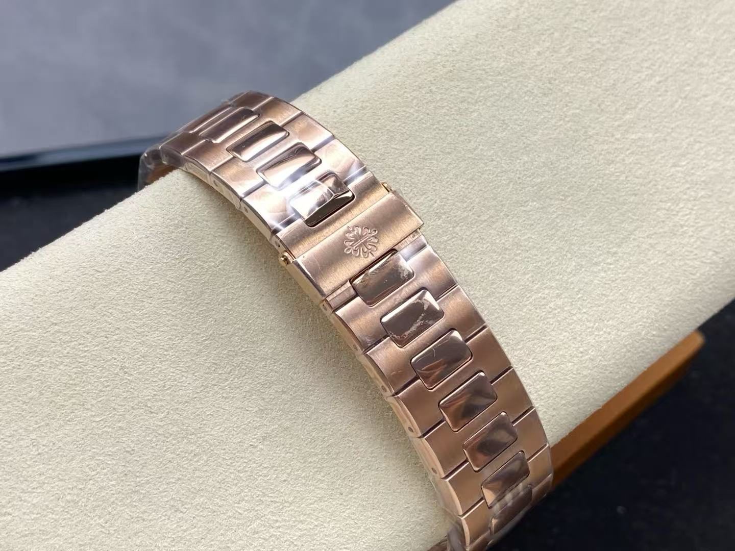 ccda7b45ddbc8d41f904ad5a83b6beaa Replica Patek Philippe 5980 - Nautilus Rose Gold - Image 9