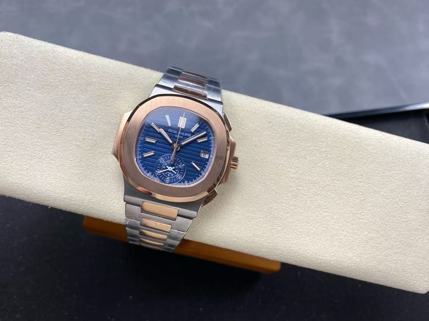 f3f8ca692c1d4296151d2fe2d2d51176 Replica Patek Philippe Nautilus Chronograph Date Two-Tone 5980/1AR-001 - Image 6