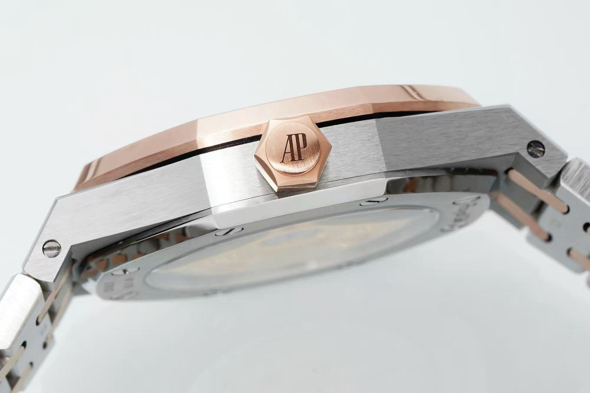 f6802752be46390c691461dc60de8329 Replica Audemars Piguet Royal Oak Selfwinding Silver 15400SR.OO.1220SR.01 - Image 10