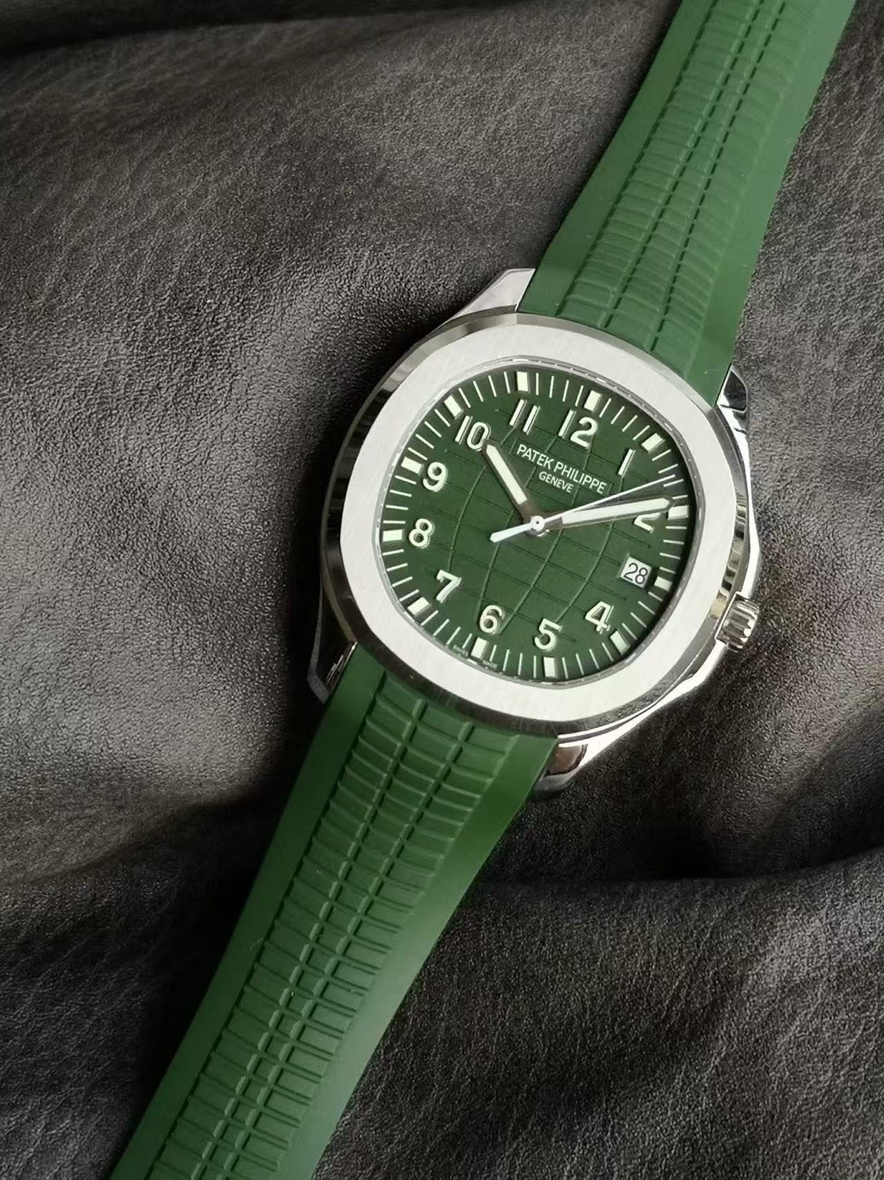 f6b83b7956b8992a95ce2080de69d41e Replica Aquanaut Green Dial Patek Philippe Aquanaut 5168G - Image 4