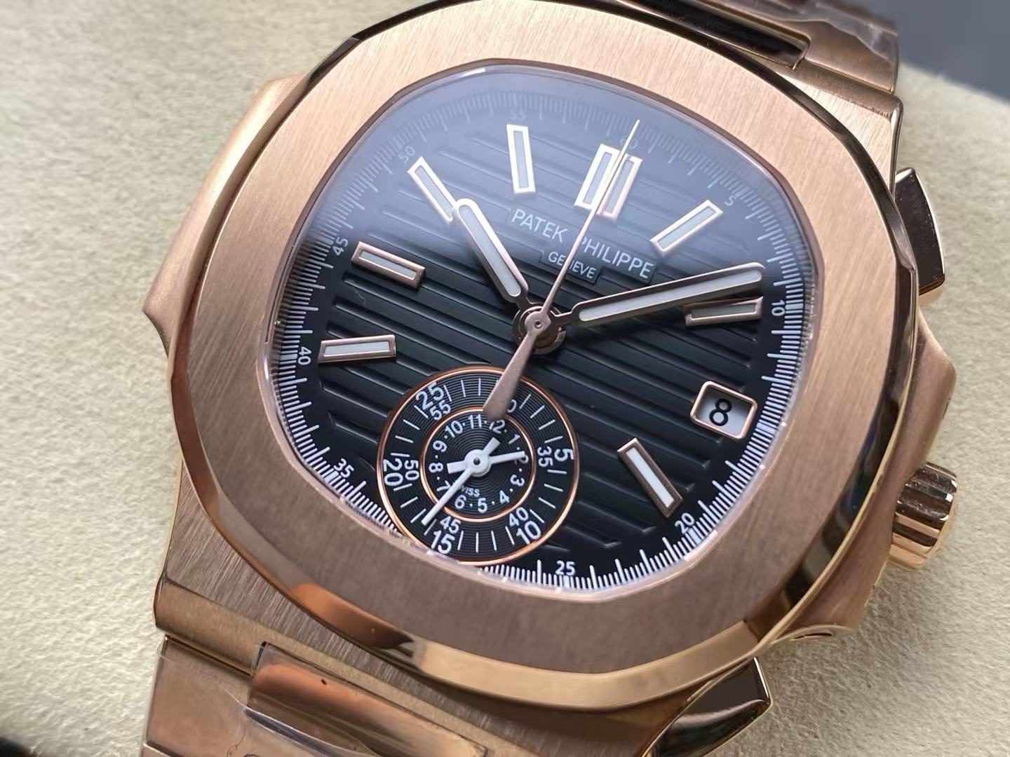 f7d47bf2c96fd9533103683be56be310 Replica Patek Philippe 5980 - Nautilus Rose Gold - Image 4
