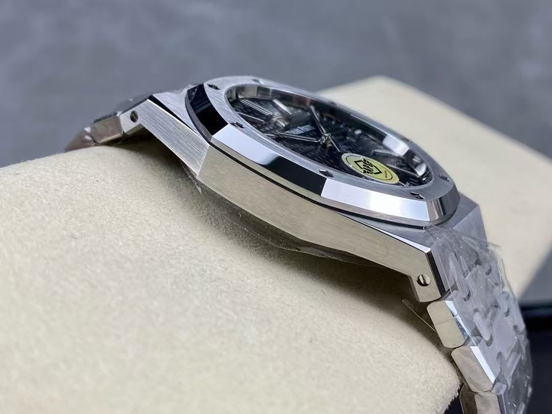 9e6aad08c233ff49df3e92bca8b515f0 Swiss Clone Replica AP ROYAL OAK Silver Black Dial - Image 6
