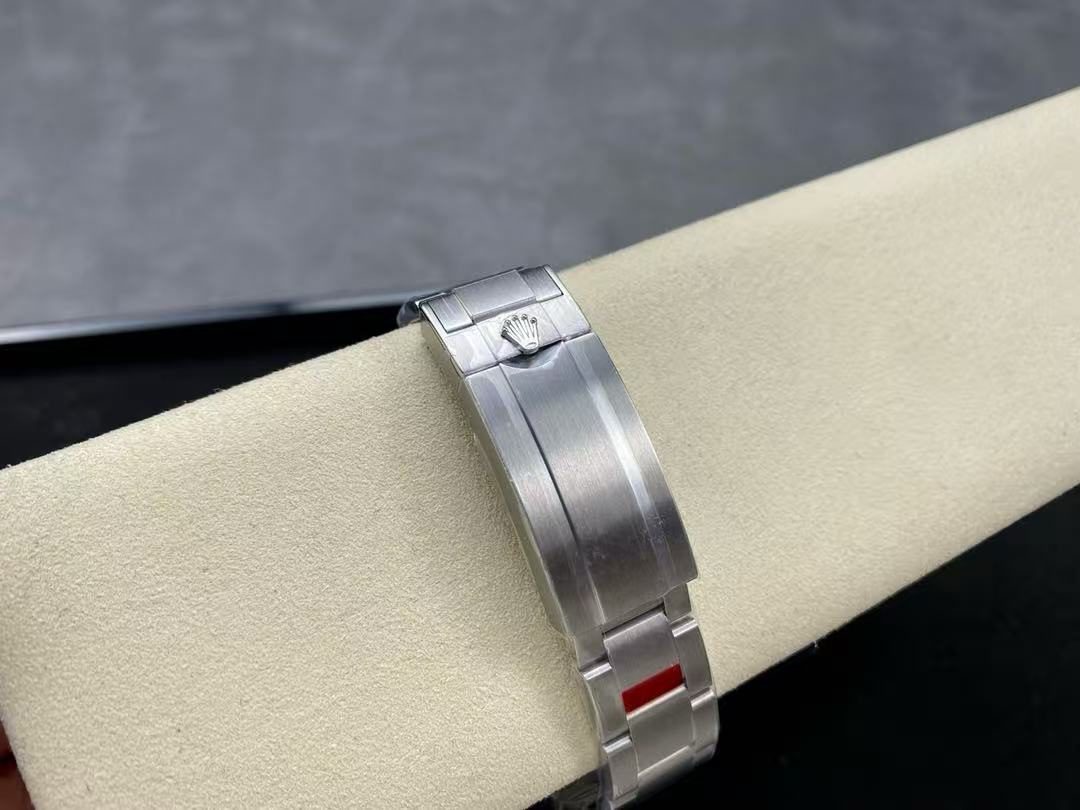 ba2ce7eb41060bc13748afafaf4f8ad1 Rolex Submariner Date 41mm ( 2025 ) 126610NL Replica - Image 8