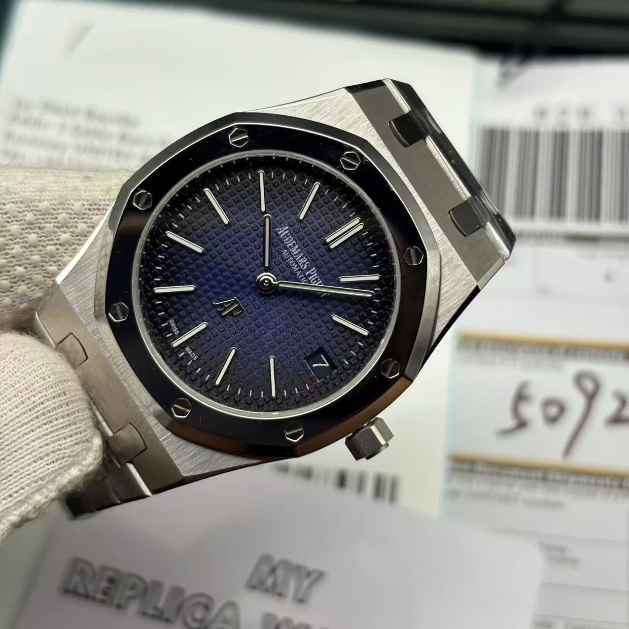 c1f0ef4c1c1a99eedb2f3d71d781fde3 Replica Audemars Piguet Royal Oak Jumbo Extra-Thin Blue 15202ST.OO.1240ST.01 - Image 8